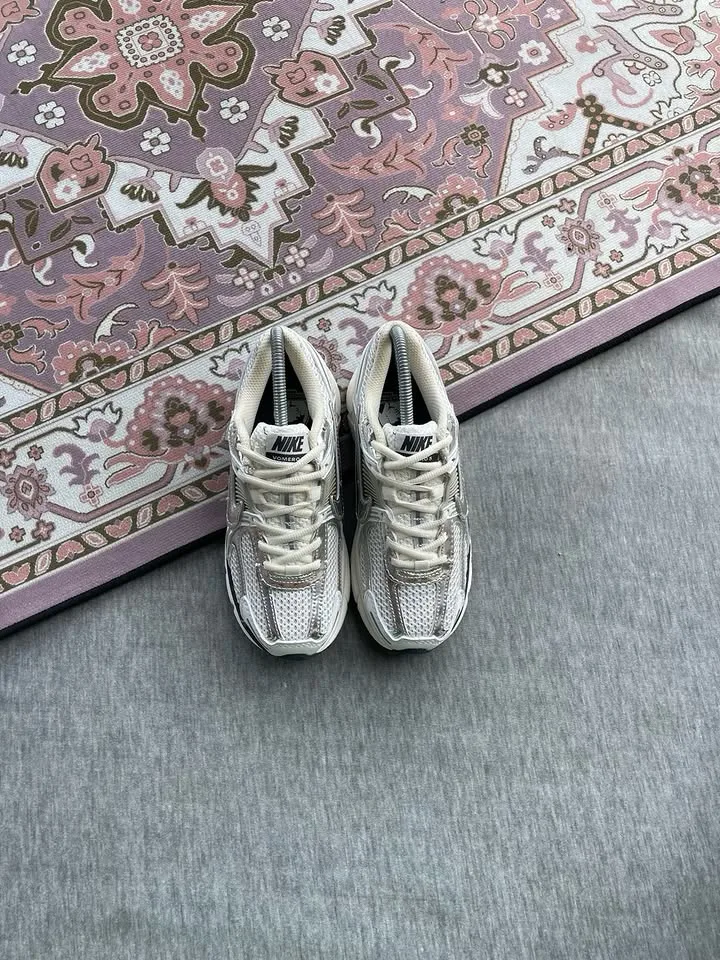 Nike Zoom Vamero 5 Photon Dust metallic silver