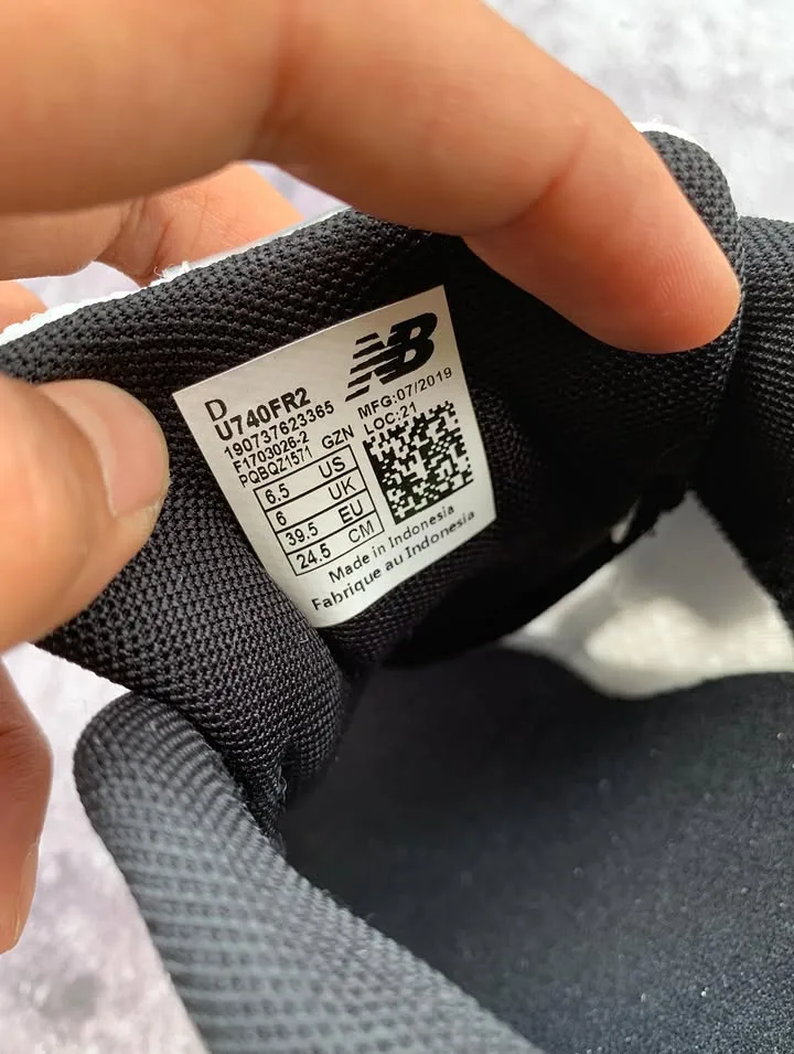 New Balance 740 Silver Yellow black