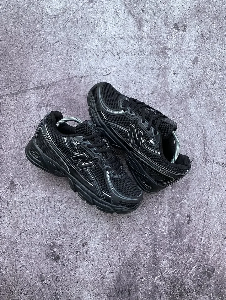 New Balance 740 Black Gray