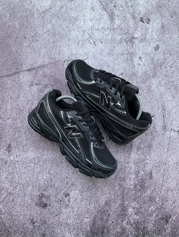New Balance 740 Black Gray