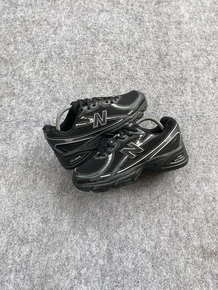 New Balance 740 Full Black