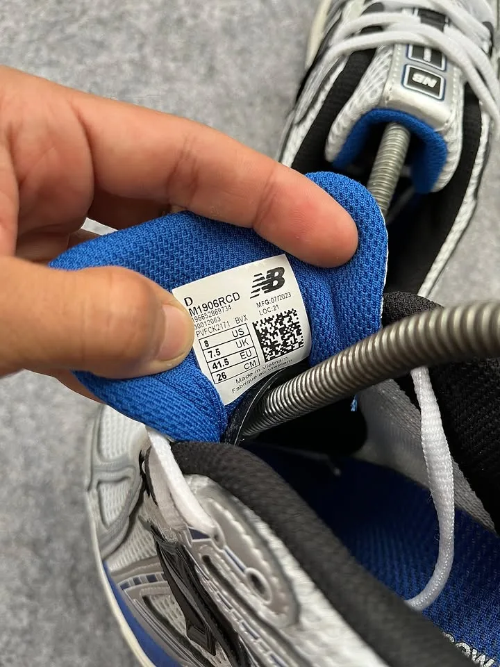 NEW BALANCE 1906R